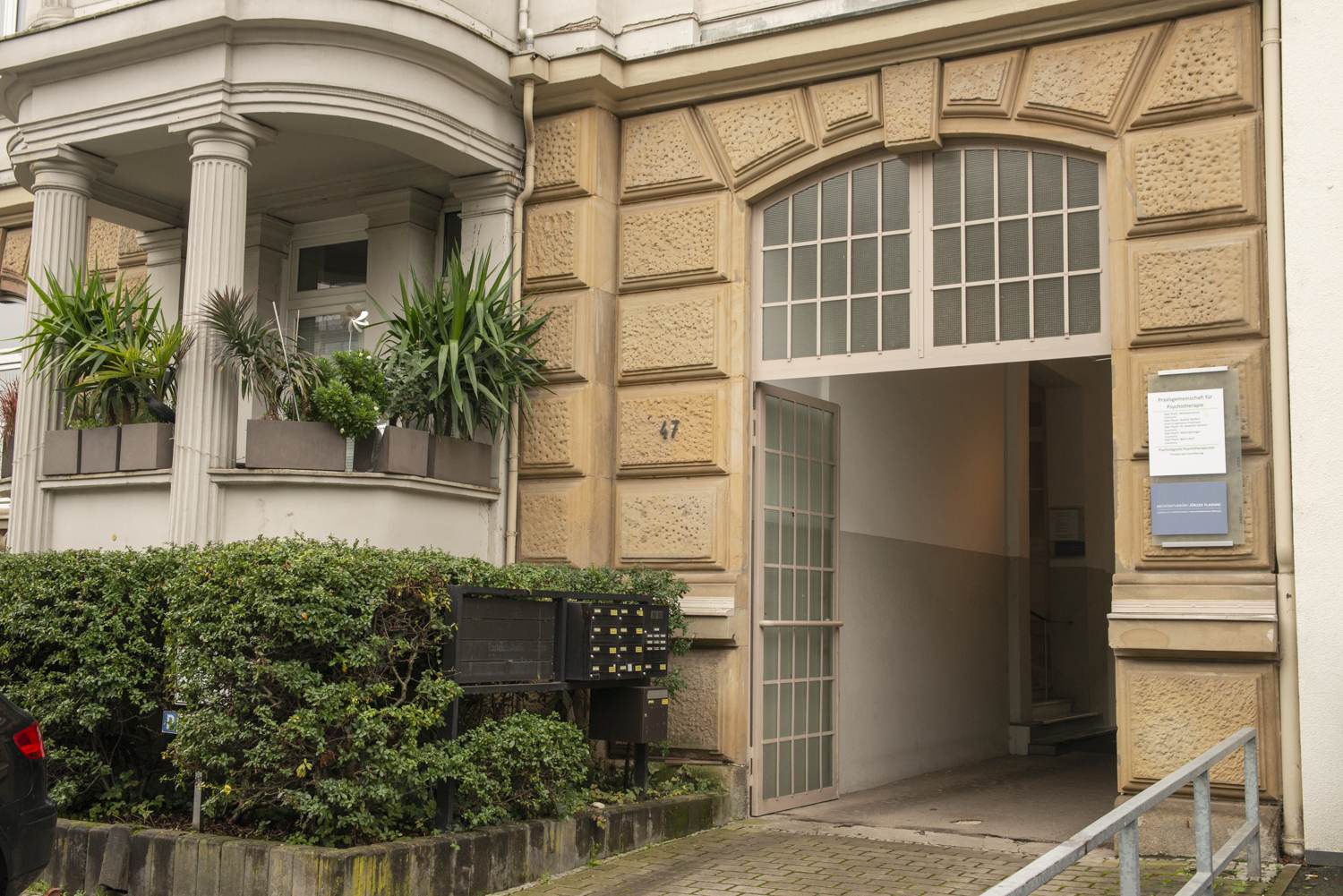 Entrance to the psychotherapy practice, Adolfsallee 47, Wiesbaden