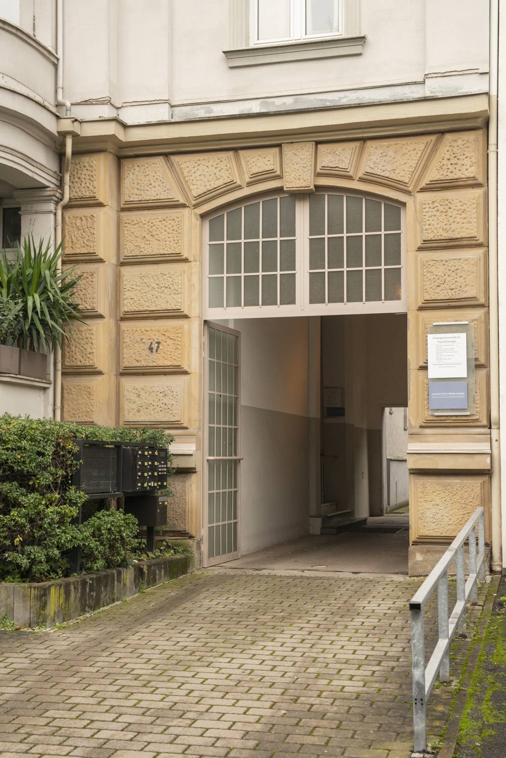 Entrance to the psychotherapy practice at Adolfsallee 47